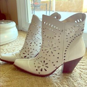 White boots size 9